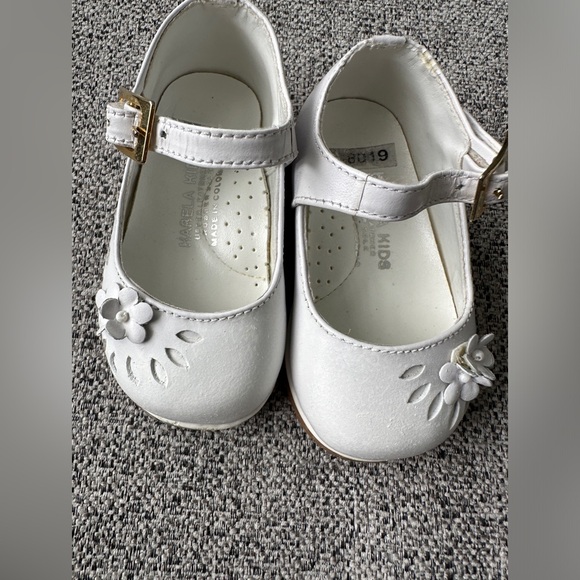 Karela Baby girl’s Garden Walking Shoes. These white leather shoes .  Size 3M. - Picture 2 of 12